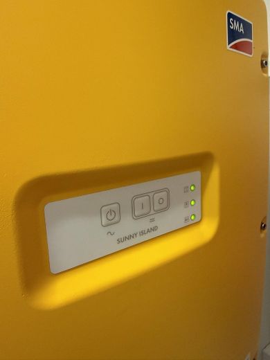 *senza provvigione* Casa familiare con impianto fotovoltaico, accumulo, camino e ampio giardino – Wechselrichter