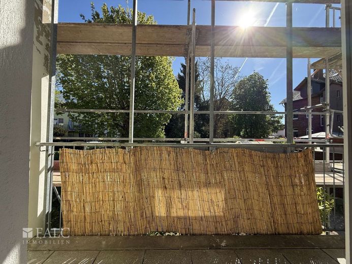 RESERVIERT*Bezugsfreie Erdgeschosswohnung in zentrumsnaher Lage mit 2 Balkonen und Außenstellplatz* – Loggia 2