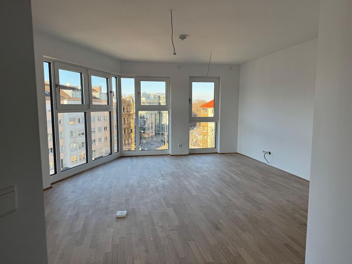 Stylish 1-room loft apartment with panoramic views and fitted kitchen – Wohnbereich