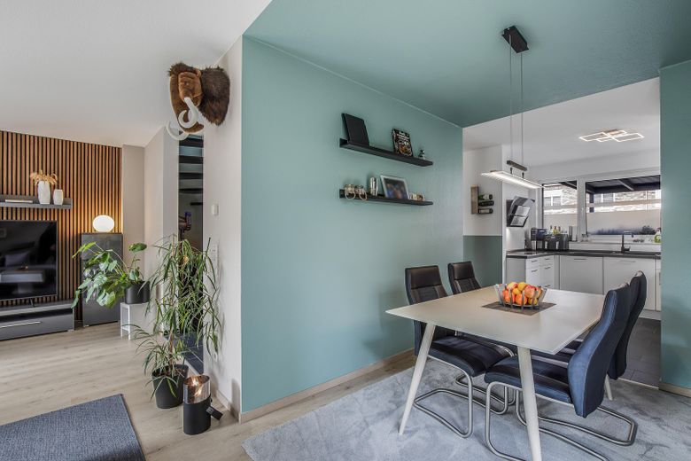 Gepflegte Doppelhaushälfte mit Südgarten, überdachter Terrasse & Doppel-Carport – provisionsfrei – Esszimmer