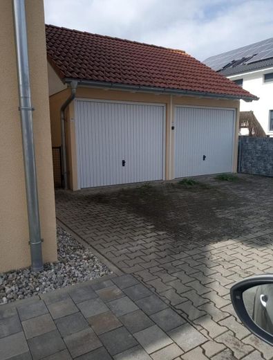 Einzelgarage mit Stellplatz