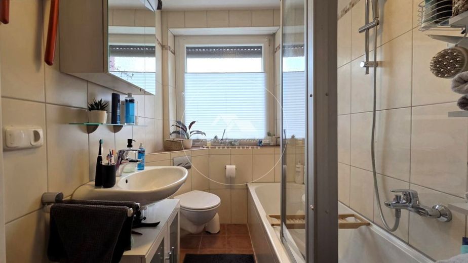Selten: 4-Zimmer-Wohnung mit Privatgarten, Balkon, Garage &amp;  Top Anbindung – Tageslichtbad mit Badewanne und Dusche