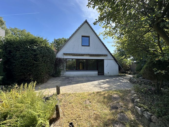 Oersdorf - Architektenhaus mit Charakter auf großzügigem Grundstück – Haurückansicht