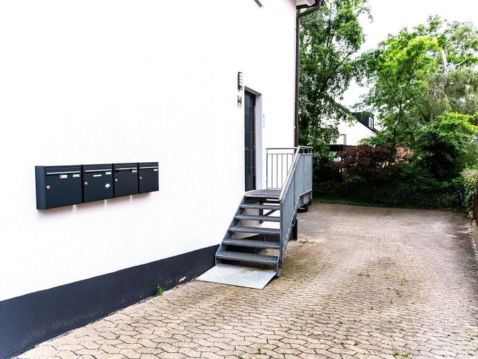 Großzügige Etagenwohnung in Fürth-Stadeln – Attraktive Kapitalanlage o. Eigennutzung – Außenansicht_Stellplätze