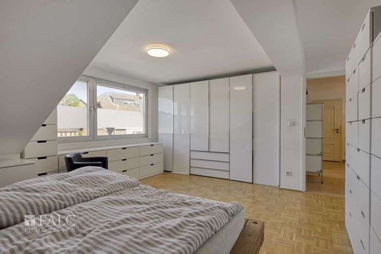 DG-Traum mit Kamin &amp; großem Balkon ins Grüne | 110 m² – Schlafzimmer