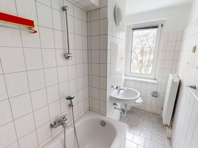 Appartement lumineux de 3 pièces avec salle de bains équipée d’une baignoire – Ansicht I: Bad
