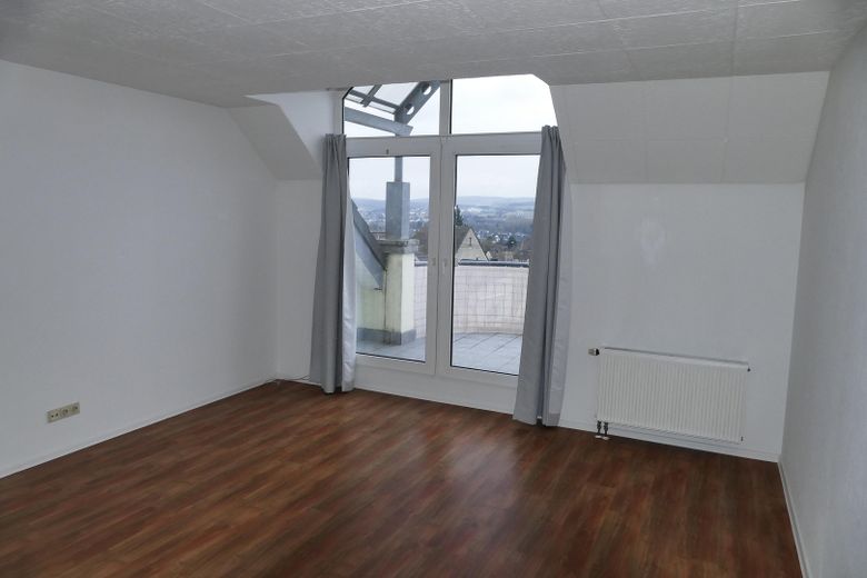Dachgeschosswohnung mit Weitblick – Wohnzimmer