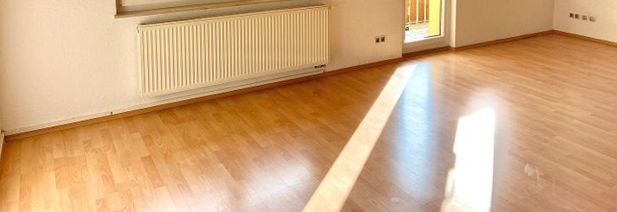 Wohnzimmer mit Balkonzugang