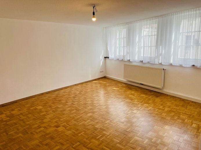 1. Zimmer mit Holzboden