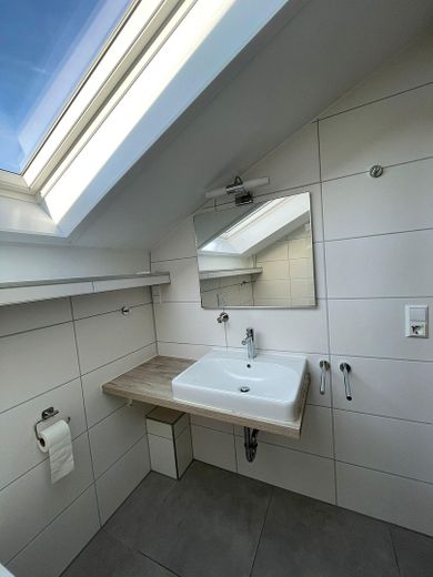Familienfreundliches Reihenhaus mit schönem Garten – Badezimmer im OG