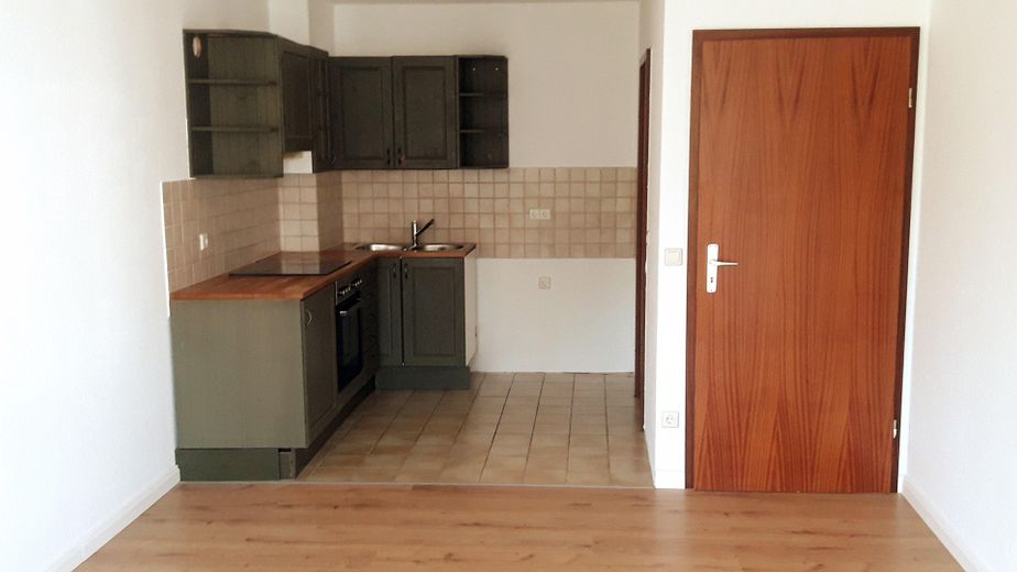 2-комнатная квартира с балконом и местом в подземном гараже – Wohnzimmer mit Küche