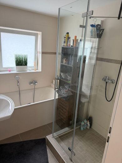 Wohnung mit 70m² Terrasse – Badezimmer