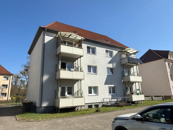 HORN IMMOBILIEN++ Neustrelitz, Mehrfamilienhaus mit 6 WE, Balkone, Stellplätze und Keller -vermietet- – Rückseite
