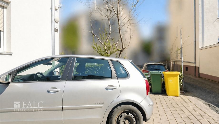 KFW 115 - Kernsaniertes Mehrfamilienhaus mit 7 Wohneinheiten in Stuttgart-Bad Cannstatt – Parkplatz