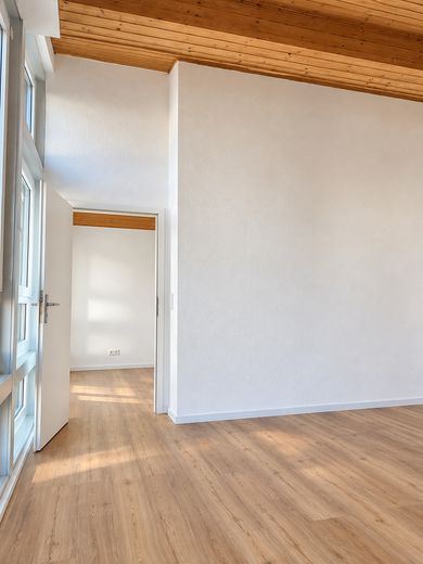 3 habitaciones, balcón y vistas al castillo: vivienda de alta calidad completamente renovada en Königstein – Blick ins Zimmer 2 von WZ