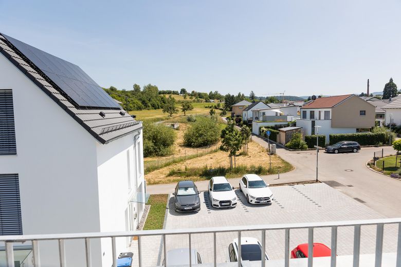 Besondere Maisonette-Wohnung (5,5 Zimmer) mit Balkon, EBK und Stellplatz – Ausblick Terrasse DG
