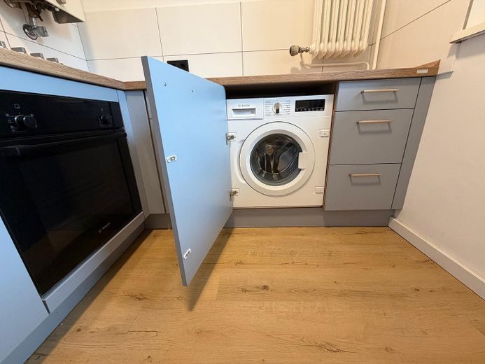 Joya residencial lista para entrar a vivir, con cocina a medida y tranquilo balcón con vistas al verde: ¡sin comisión! – Bosch Einbauwaschmaschine