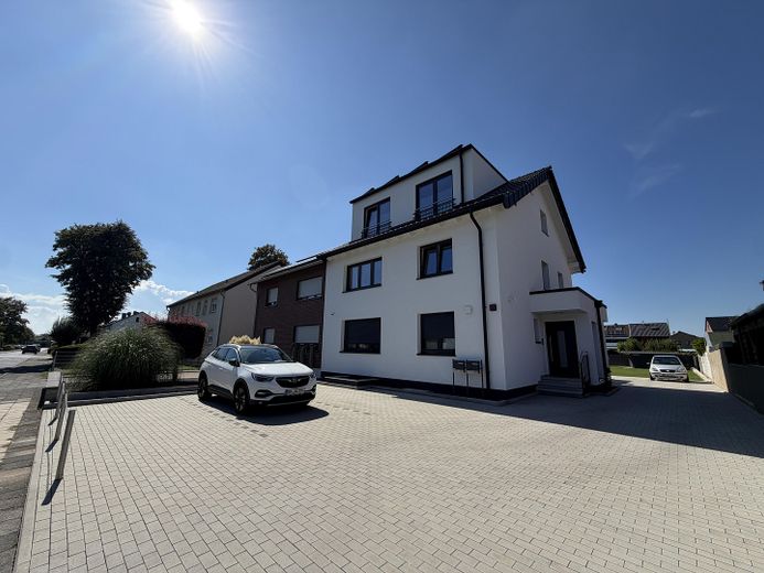 Premium 3-Zimmer-Maisonette-Wohnung mit offener Wohn-Ess-Küche, Dachterrasse & Fußbodenheizung – Objektansicht mit Stellplätzen