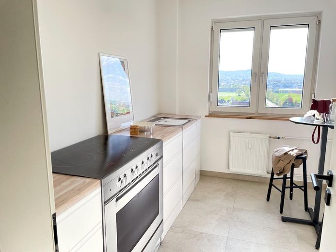 FIRST OCCUPANCY: Renovated dream home with 9th floor long-distance view & balcony - move in & feel at home – Küche