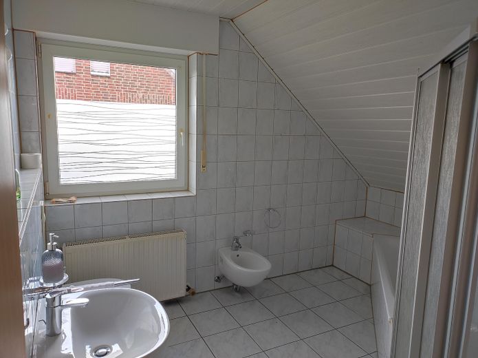 Lichtdurchflutete 3-Zimmer-Wohnung mit großem Balkon, Garage & Glasfaser – Borken-Marbeck – Badezimmer