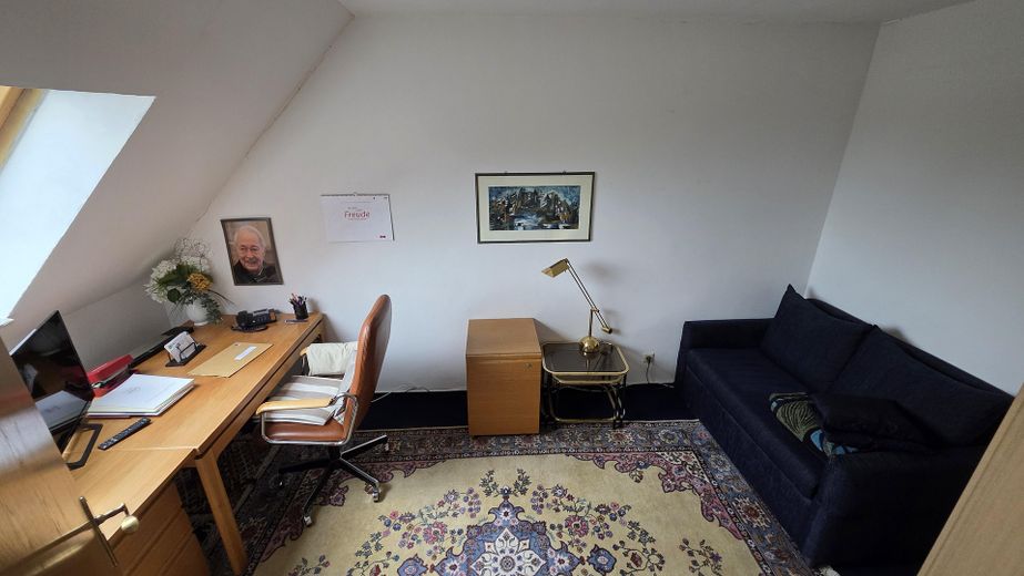 Luminoso apartamento de 3 habitaciones en el ático, 90 m², balcón, ascensor y cocina equipada – Spelle-Mitte, disponible a partir de octubre – Zimmer 3: Gäste/Arbeiten