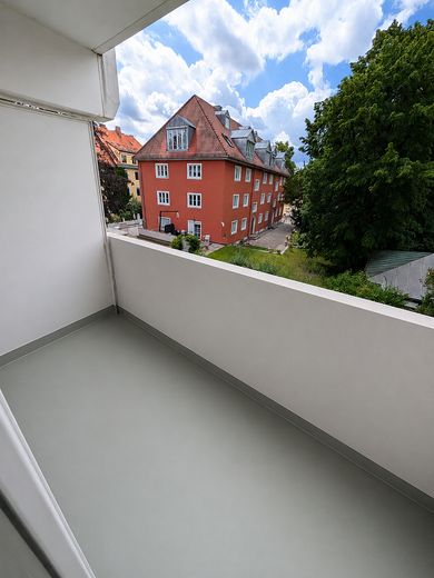 Gruntownie wyremontowany 1-pokojowy apartament w Schwabingu z balkonem od strony południowej i miejscem w garażu podziemnym – bez prowizji – Balkon