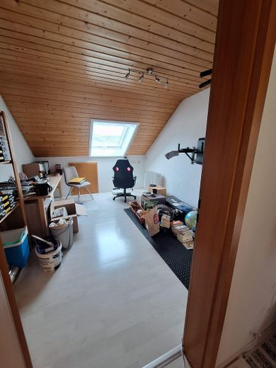 Gemütliche Dachgeschosswohnung 4 Zimmer mit Einbauküche in ruhiger Wohngegend – Mittelzimmer