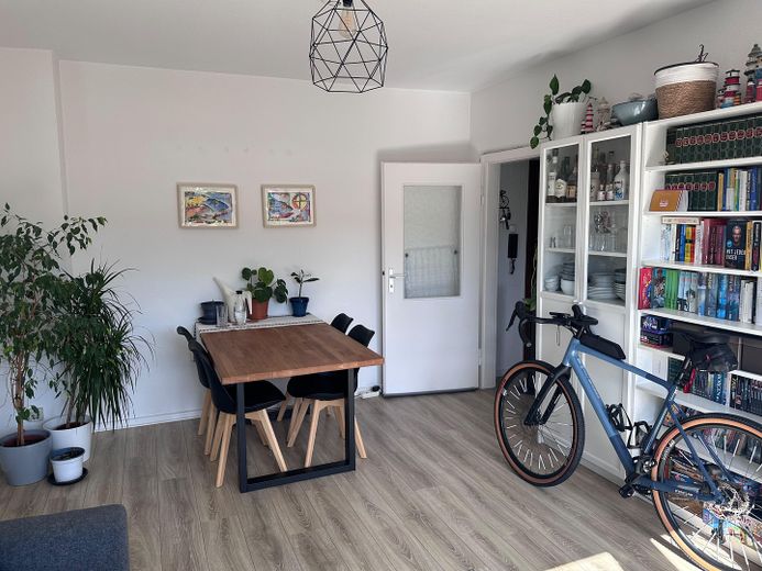 Helle 2ZKB Wohnung in zentraler Lage zu vermieten – Wohnzimmer
