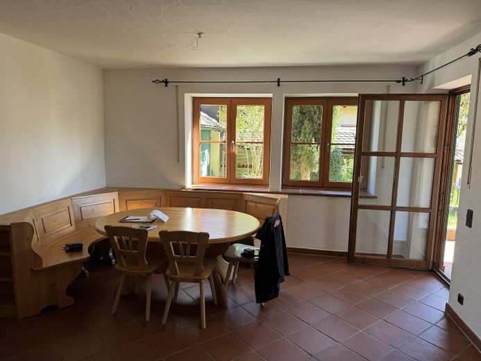 Gartenwohnung mit überdachter Terrasse und 5 Zimmern – Esszimmer