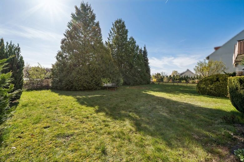 Helle und komplett modernisierte Eigentumswohnung in ruhiger Lage mit Feldblick – Gemeinschaftsgarten