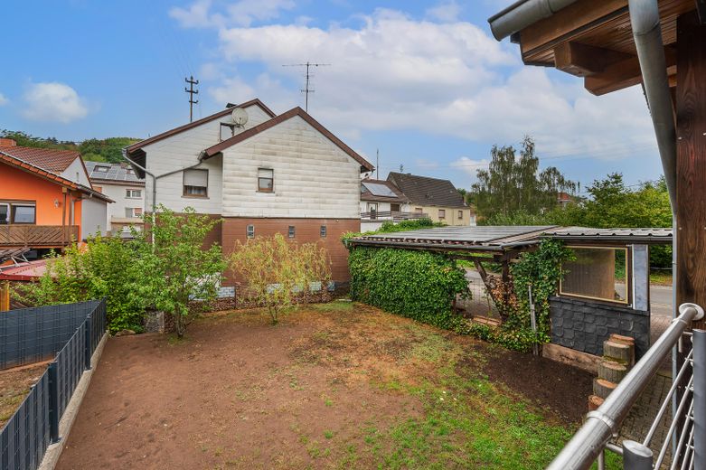 Großes Wohnhaus zur Nutzung als ZFH, Mehrparteivermietimmobilie oder Mehrgenerationenhaus – Garten+Carports von Terrasse