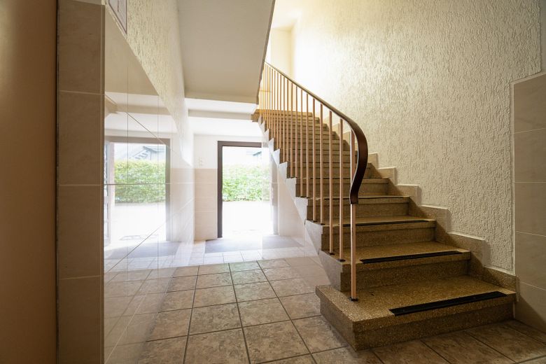 **EXCELENTE ESTADO DE CONSERVACIÓN - EDIFICIO RESIDENCIAL Y COMERCIAL - TOTALMENTE ALQUILADO** – Treppenhaus