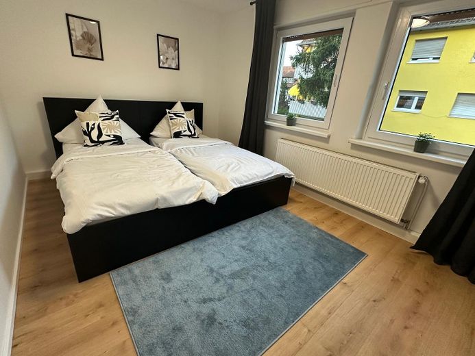 Appartamento ristrutturato con 2 locali, balcone e posto auto, arredamento opzionale – Schlafzimmer