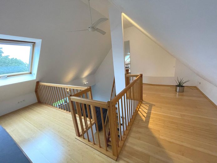 Helle voll möblierte Maisonette-Wohnung auf 2 Ebenen in ruhiger Lage in Hamburg-Eidelstedt – Zugang zur Galerie
