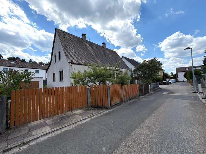 Doppelhaus mit 2 Doppelhaushälften * in Feucht – Aussenansicht