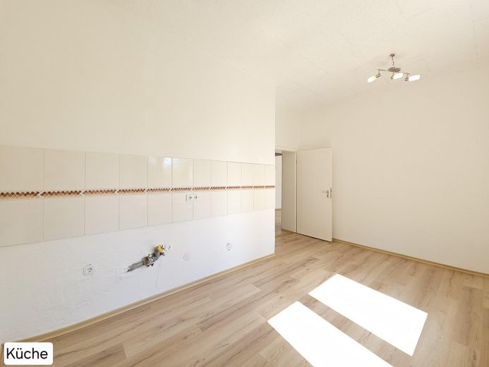Frisch renovierte 3-Zimmer-Wohnung mit neuem Laminatboden in ruhiger & zentraler Lage – Foto 4