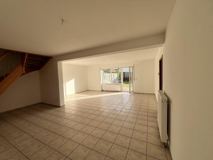 🌿 Renovierte Doppelhaushälfte mit grossem Garten und Garage in Linthe bei Berlin/ Potsdam – Wohnzimmer
