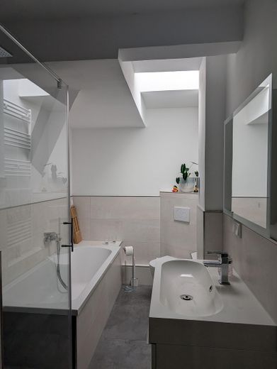Exklusive Eigentumswohnung mit Kamin, Smart Home und neuer Einbauküche – Bad mit Dusche & Wanne