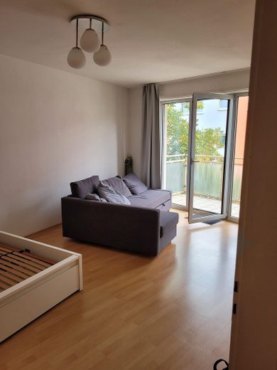 Schöne 1,5-Zimmer-Wohnung mit Balkon + STP in toller Stadtlage von Karlsruhe – Wohn- und Schlafzimmer 1