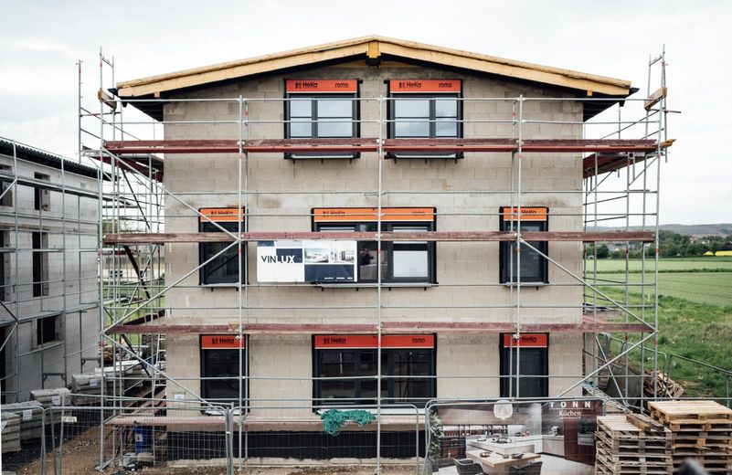 Exklusive Neubau-Doppelhaushälfte in Feldrandlage – modernes Wohnen in Niederzier – Front
