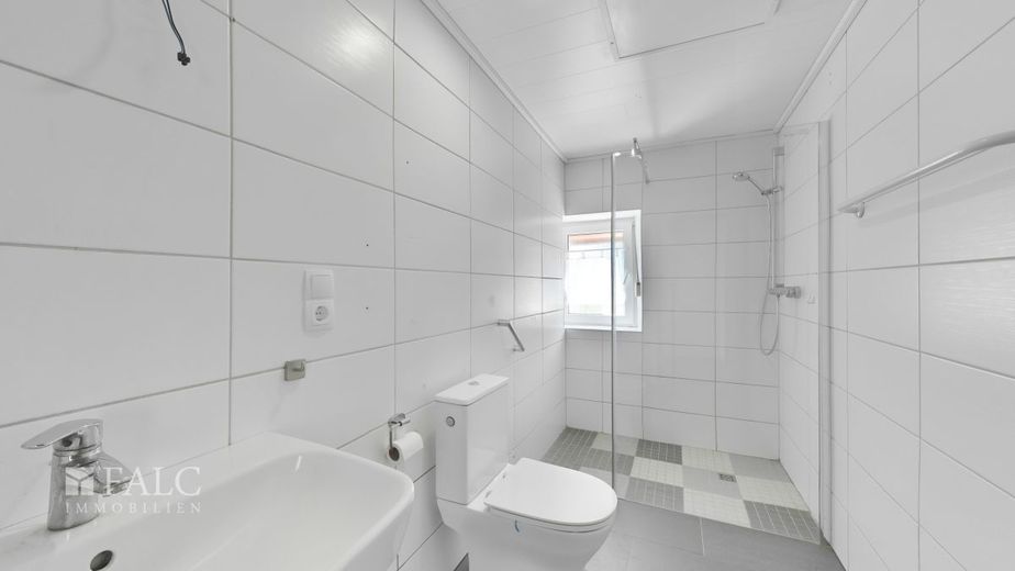 Schönes Einfamilienhaus mit Nebengebäude – Badezimmer EG