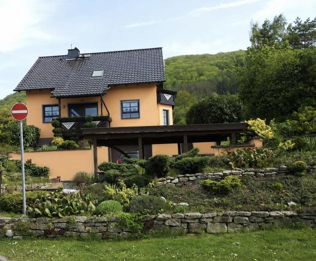 Einfamilienhaus mit Pool und großem Garten – Vorderansicht Haus