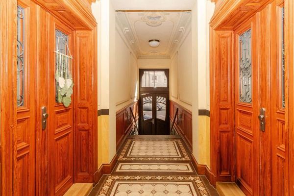 АТМОСФЕРА СТАРОВИННОЇ БУДІВЛІ ПОЄДНУЄТЬСЯ ІЗ СУЧАСНІСТЮ | Чарівна 3-кімнатна квартира в популярному районі Лейпцига — Голіс