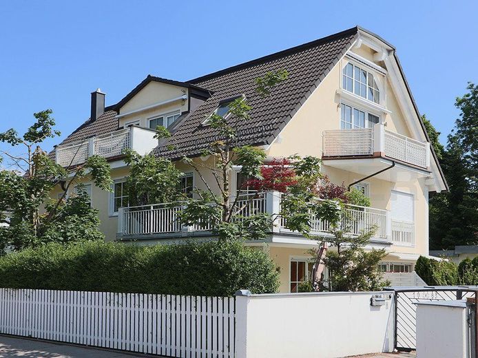 Charmante Dachgeschosswohnung mit 2 Balkonen/Terrassen – Aussenansicht
