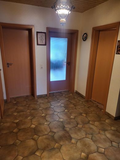 Gepflegtes 3-Familienhaus in Freiberg am Neckar – EG Flur