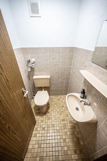 Lichtdurchfluteter Wohnkomfort in Uni-Bestlage – 90 m² mit 3 Balkonen & TG-Stellplatz – Gäste WC