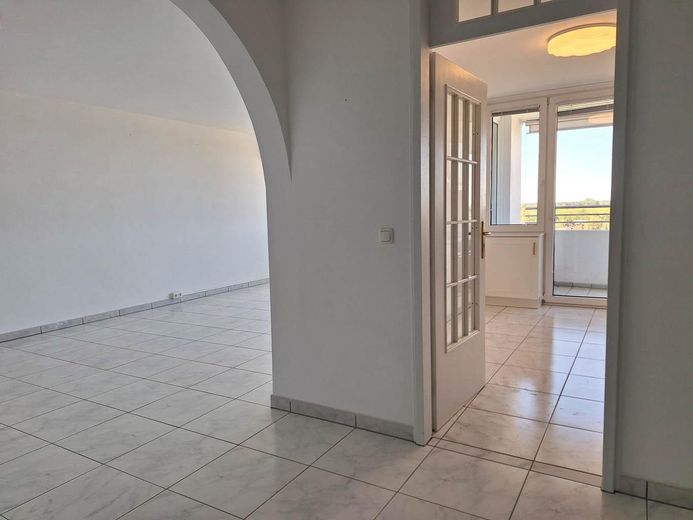 Großzügige 3 - Zimmer Wohnung mit Weitblick - inklusive Garagenstellplatz – Diele Wohnraum
