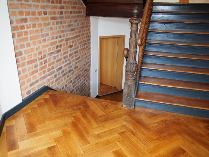 Abitare con stile in una casa a risparmio energetico – Treppenhaus mit Sichtmauerwerk