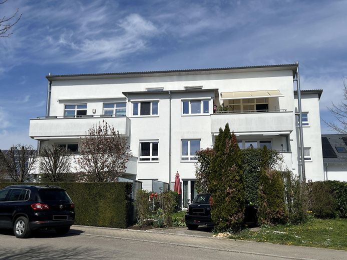 Großzügige 4,5-Zimmer-Wohnung in Wolfschlugen - provisionsfrei – Hausansicht