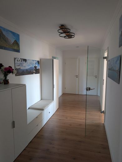 Exklusive Eigentumswohnung mit Kamin, Smart Home und neuer Einbauküche – großzügiger Flur